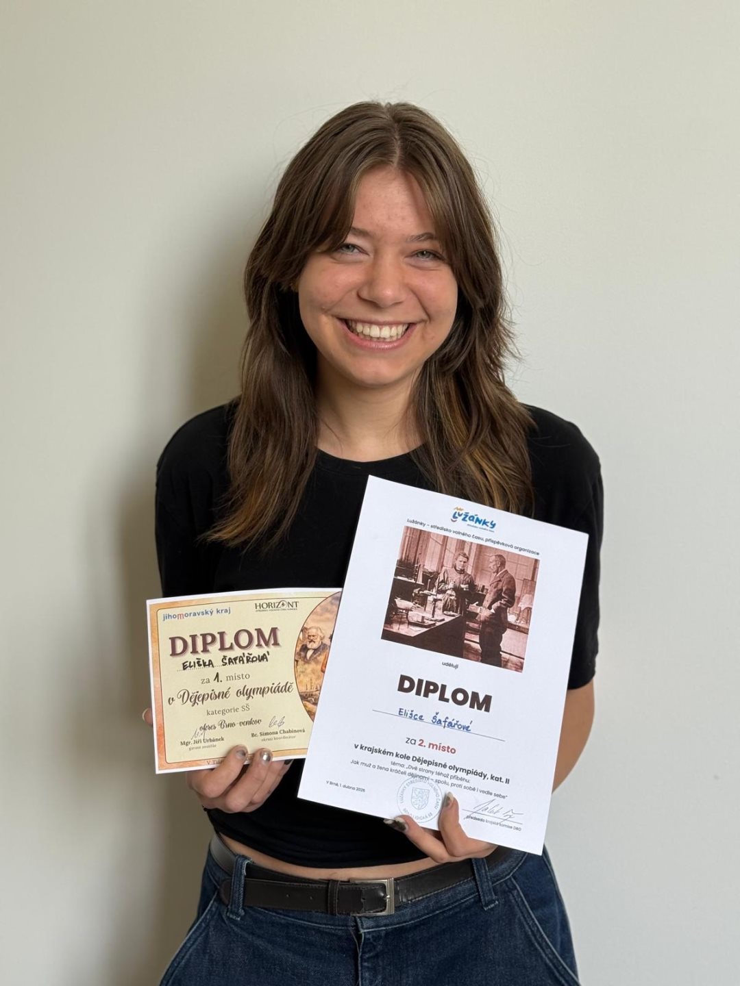 Eliška Šafářová s diplomy z okresního a krajského kola DO