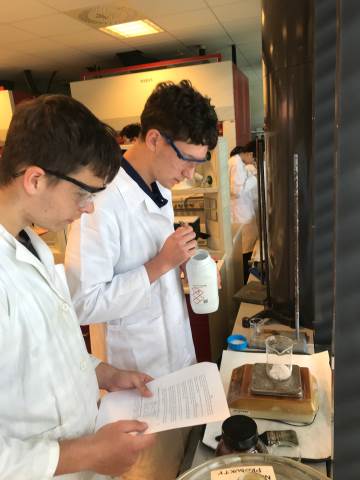 Seminaristi ZLT v laboratoři PřF MU